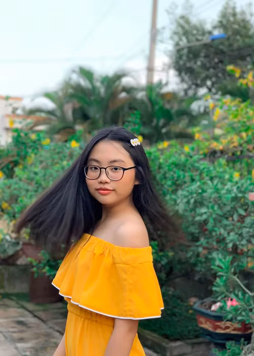 Ngoài đời, nữ ca sĩ sinh năm 2003 ăn mặc trẻ trung. Em thường chọn váy áo trễ vai, áo crop top.