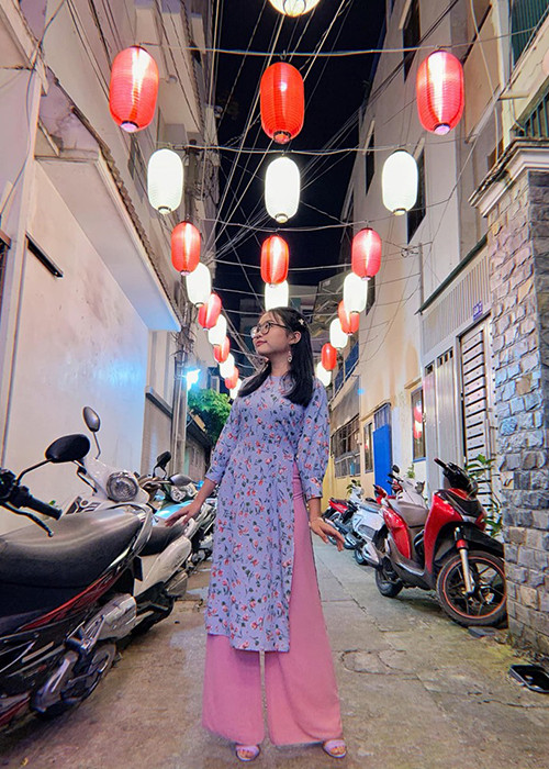 Ở tuổi 16, Phương Mỹ Chi còn "lột xác" thành công. Từ cô nhóc đen nhẻm, gầy gò, hiện tượng dân ca nhí nay ra dáng thiếu nữ.