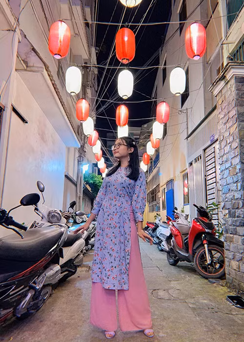 Ở tuổi 16, Phương Mỹ Chi còn "lột xác" thành công. Từ cô nhóc đen nhẻm, gầy gò, hiện tượng dân ca nhí nay ra dáng thiếu nữ.