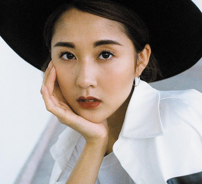 Ngoài là fashionista nổi tiếng, Julia Đoàn (sinh năm 1992) còn sở hữu một thương hiệu phụ kiện đắt khách ở Hà Nội và TP.HCM. Cô sinh ra và lớn lên ở Đức, sau đó về Việt Nam kinh doanh, lập nghiệp.