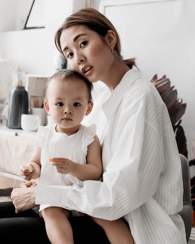 Hot mom 27 tuổi từng là thực tập sinh của tạp chí Elle và sở hữu một trang blog riêng chuyên về thời trang. 9X gây ấn tượng với phong cách thời trang tối giản nhưng không kém phần sang chảnh và thu hút. Julia Đoàn cùng với tiểu thư hội rich kid Thảo Nhi Lê và chàng giám đốc trẻ Huy Trần là bộ ba bạn thân đình đám được nhiều người ngưỡng mộ.