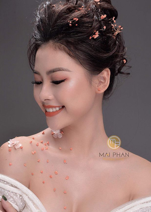 Đào Thị Hà khoe vai trần quyến rũ trong một bộ ảnh.