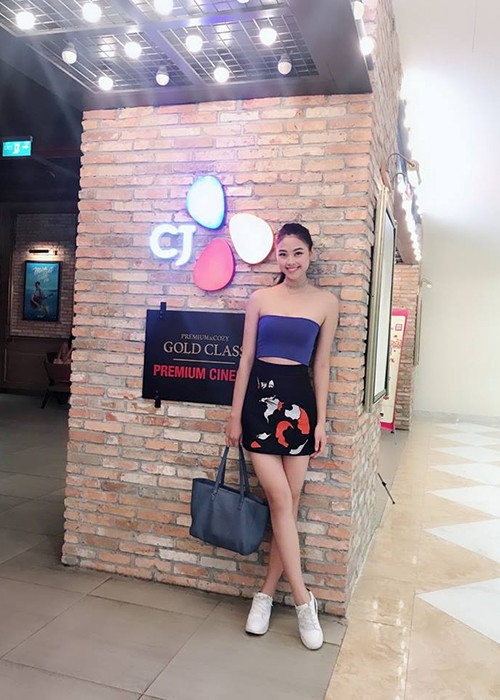 Mỗi ngày người đẹp dành 3 tiếng trong phòng tập cho 3 môn boxing, gym và các bài tập căng cơ.