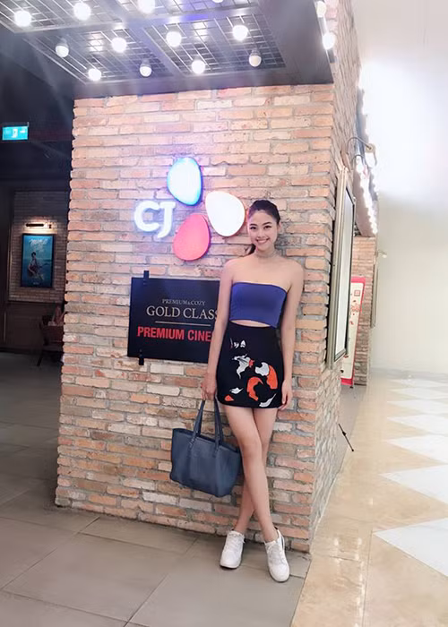 Mỗi ngày người đẹp dành 3 tiếng trong phòng tập cho 3 môn boxing, gym và các bài tập căng cơ.