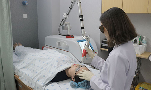 Nhiều trường hợp người bệnh đến các khoa da liễu bệnh viện điều trị biến chứng do thực hiện laser trẻ hóa da tại các cơ sở thẩm mỹ kém chất lượng.