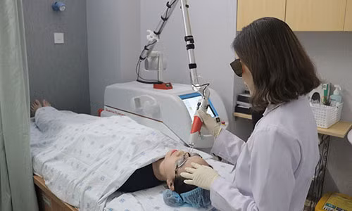 Nhiều trường hợp người bệnh đến các khoa da liễu bệnh viện điều trị biến chứng do thực hiện laser trẻ hóa da tại các cơ sở thẩm mỹ kém chất lượng.