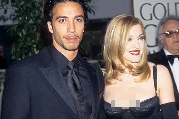 Con gái đầu lòng của Madonna chào đời vào tháng 10/1996. Tuy nhiên, khi con gái 1 tuổi, Madonna và Carlos chia tay.