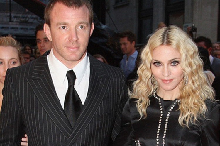 Năm 2000, nữ ca sĩ tái hôn với đạo diễn Guy Ritchie. Được biết, đám cưới lần 2 của Madonna được tổ chức xa hoa với chi phí lên đến 2 triệu USD.