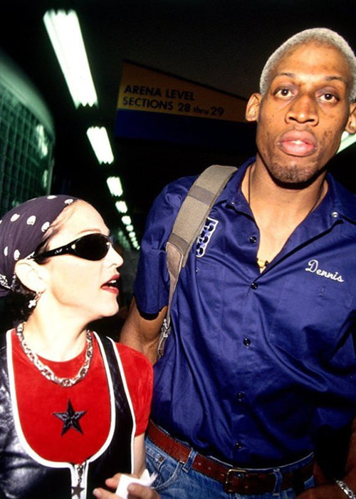 Cầu thủ bóng rổ Dennis Rodman vừa tiết lộ vì quá bận rộn, nữ ca sĩ Madonna từng yêu cầu "quan hệ" trên máy bay với anh để có con cách đây 25 năm.