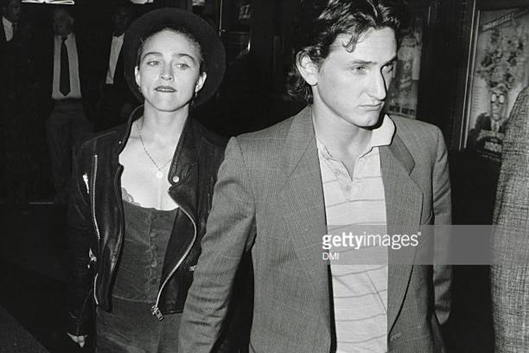 Tình sử của Madonna vốn ồn ào. Năm 1985, nữ ca sĩ kết hôn với nam diễn viên từng có 2 đời vợ Sean Penn.