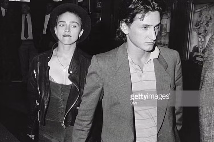 Tình sử của Madonna vốn ồn ào. Năm 1985, nữ ca sĩ kết hôn với nam diễn viên từng có 2 đời vợ Sean Penn.
