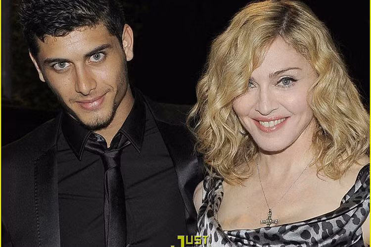 Ngoài Timor, nữ ca sĩ Madonna từng yêu DJ Jesus Luz kém cô tới 29 tuổi trong 2 năm.