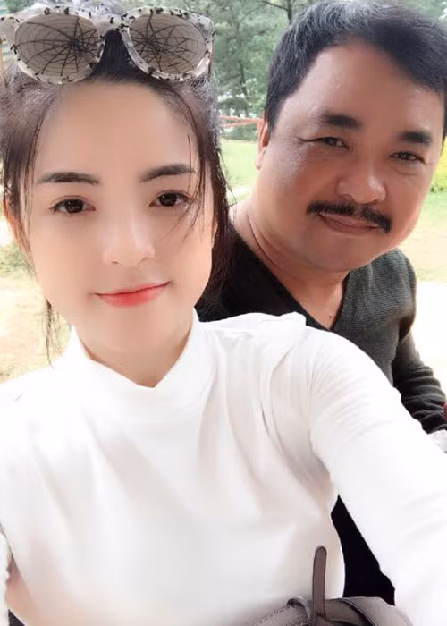 Có vợ trẻ đẹp, đạo diễn Phương Điền được nhiều người gợi ý đưa vợ đi đóng phim song nam đạo diễn nhất định gạt đi vì sợ mất vợ.