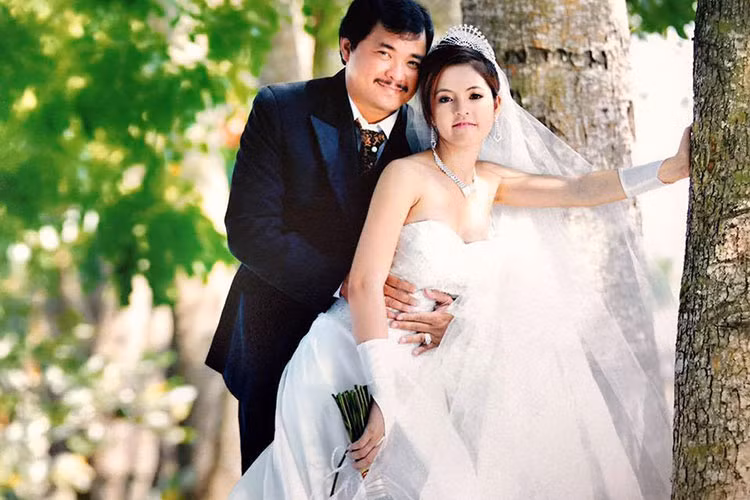 Cẩm Giang không hoạt động nghệ thuật và kém đạo diễn bộ phim " Tiếng sét trong mưa" đến 23 tuổi.