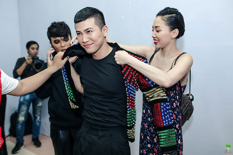 Theo Saostar, Tóc Tiên và Mai Tiến Dũng có rất nhiều điểm chung như âm nhạc, mua sắm, thời trang, đi du lịch.