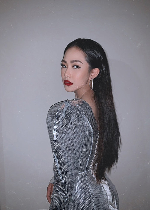 Sau khi đăng tải những bức ảnh trang điểm đậm để đi diễn, Lương Bích Hữu vướng nghi vấn phẫu thuật thẩm mỹ.