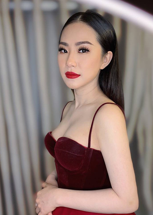 Về gương mặt có nhiều thay đổi, Lưu Bích Hữu giải thích nguyên nhân là do cô giảm cân, chứ không hề tiêm filler, botox hay chỉnh sửa gương mặt như tin đồn. Nhiều fan cũng khuyên nữ ca sĩ nên giữ nét đẹp tự nhiên, không cần phải dao kéo.