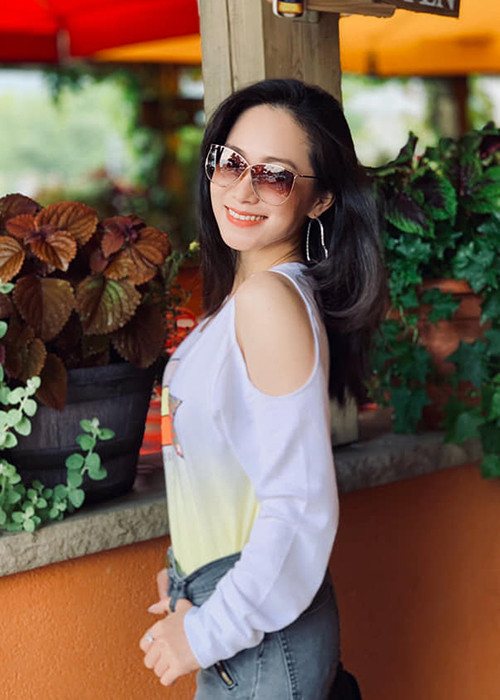 Nữ ca sĩ thường xuyên lưu diễn nước ngoài, chọn dòng nhạc trữ tình và cố gắng tránh mọi thị phi.