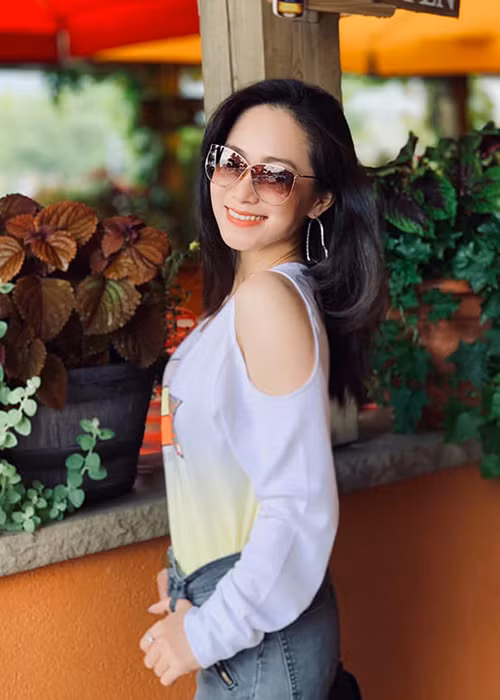 Nữ ca sĩ thường xuyên lưu diễn nước ngoài, chọn dòng nhạc trữ tình và cố gắng tránh mọi thị phi.