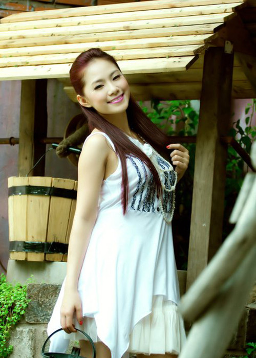 Khán giả ấn tượng với đôi mắt một mí của Lương Bích Hữu trong thời gian đầu cô đi hát.