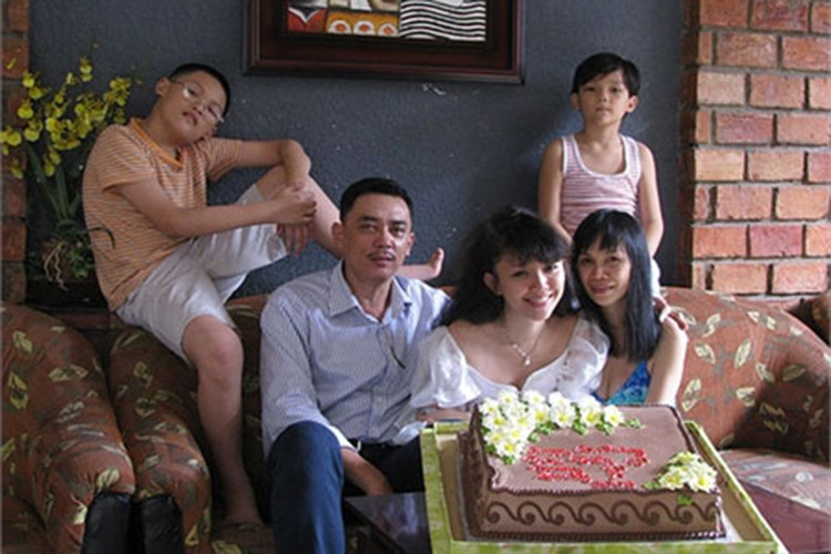 Mối quan hệ giữa Tóc Tiên và mẹ ruột bắt đầu trở nên căng thẳng khi Tóc Tiên bỏ học để đi hát đồng thời thay đổi phong cách sang hướng gợi cảm, xăm hình.