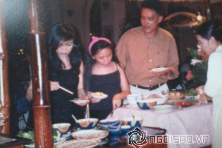 Lúc nhỏ, Tóc Tiên được mẹ hướng dẫn bước vào con đường âm nhạc. Tuy nhiên, mẹ của Tóc Tiên vẫn mong con gái trở thành một bác sĩ.