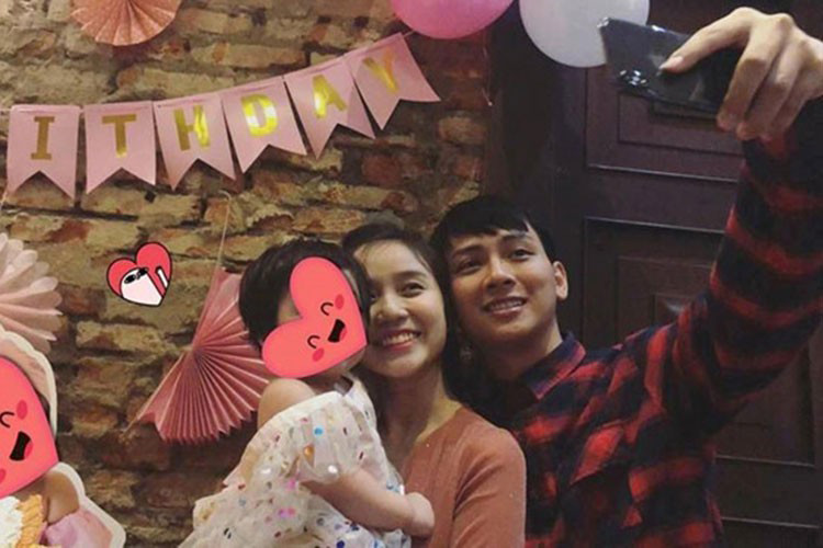 Hoài Lâm có hai con gái: 1 bé gần 2 tuổi, 1 bé gần 1 tuổi.