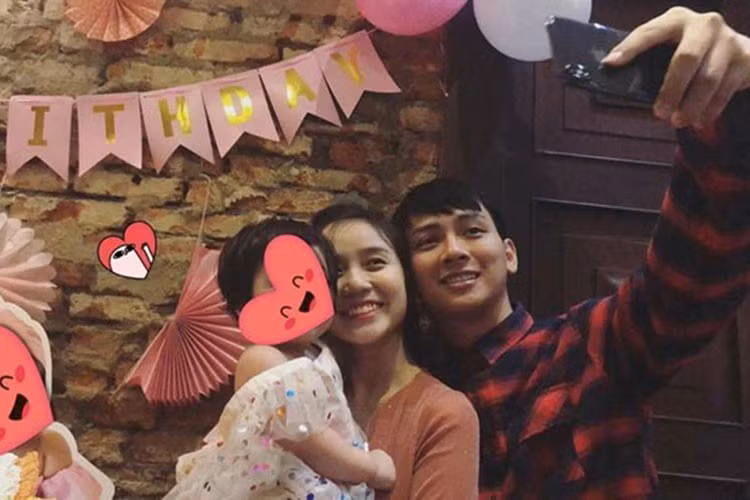 Hoài Lâm có hai con gái: 1 bé gần 2 tuổi, 1 bé gần 1 tuổi.