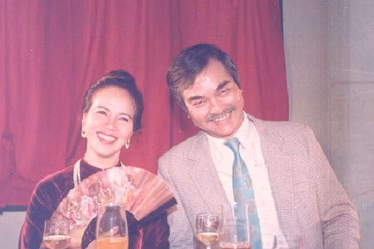 Cũng theo đuổi nghệ thuật nhưng bà Thu Hằng quyết định lui về để làm hậu phương. Theo Thể thao văn hóa, vợ nghệ sĩ Thế Anh từng là solist của nhà hát Kịch nói Trung ương thời kỳ trước giải phóng và không thiếu huy chương trong đời làm nghệ thuật. Ảnh: Thể thao văn hóa