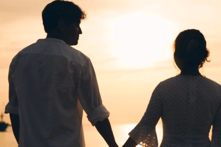 Trong một năm qua, Quý Bình liên tục khoe ảnh bên bạn gái giấu mặt.