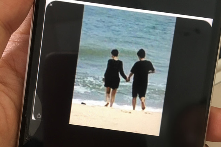 Một số cư dân mạng cho hay, họ bắt gặp Hiền Hồ và L.N có những cử chỉ thân mật khi đi chơi chung. Ngoài ra, một khán giả còn chia sẻ bức ảnh được cho là của Hiền Hồ và L.N.