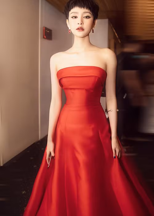 Khi fan hỏi về tin đồn tình cảm với B Ray, Hiền Hồ phủ nhận: “Chưa một lần chạm mặt, chưa một lần nói chuyện. Có gì nhầm lẫn không vậy em”.