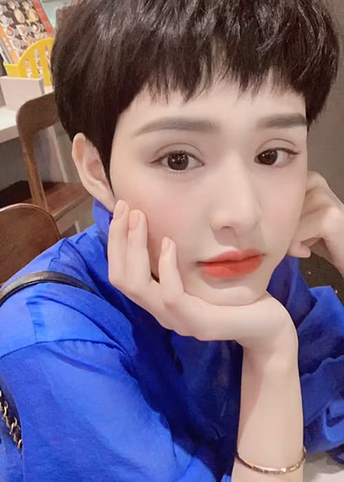 Trước tin đồn hẹn hò, Hiền Hồ chọn giải pháp giữ im lặng trong khi Bùi Anh Tuấn liên tục phủ nhận mối quan hệ trên mức đồng nghiệp.