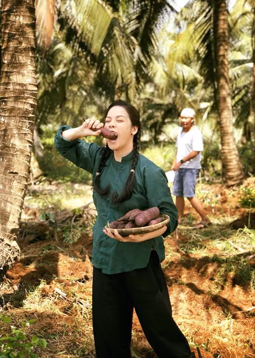Trước lời chê cưa sừng làm nghé, Nhật Kim Anh chia sẻ trên Thời đại plus, dù nhiều khán giả cho rằng tạo hình của cô chưa phù hợp với nhân vật nhưng bộ phim và cả vai diễn Thị Bình vẫn được công chúng đón nhận, chỉ vậy thôi là đủ hạnh phúc rồi.