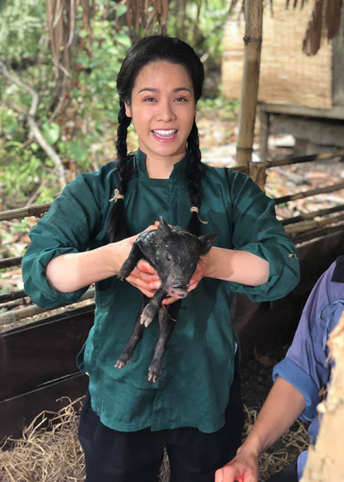 Đối với Nhật Kim Anh, những phân đoạn như đón heo đẻ, gánh nước, trèo cây hái mít là những trải nghiệm không bao giờ quên trong cuộc đời.