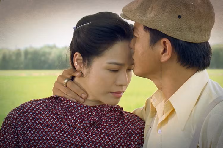 Trong "Tiếng sét trong mưa", Nhật Kim Anh đóng cặp với nam diễn viên Cao Minh Đạt.