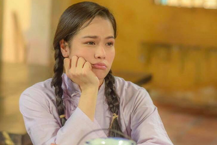 Nhật Kim Anh đang gây tranh cãi vì ở tuổi 34, nữ diễn viên hóa thân cô gái 18 tuổi hồn nhiên, ngây thơ trong bộ phim truyền hình "Tiếng sét trong mưa".