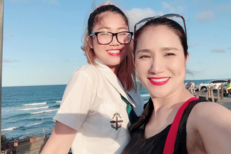 Vì chồng cũ của Cát Tường là Việt Kiều nên vừa cưới xong, anh lại ra nước ngoài. Hai người yêu xa nhưng tình cảm vẫn mặn nồng. Chỉ đến sau khi Cát Tường sinh con 1 tháng, tình cảm vợ chồng nhạt phai. Đến năm con gái 2 tuổi, Cát Tường ly hôn.