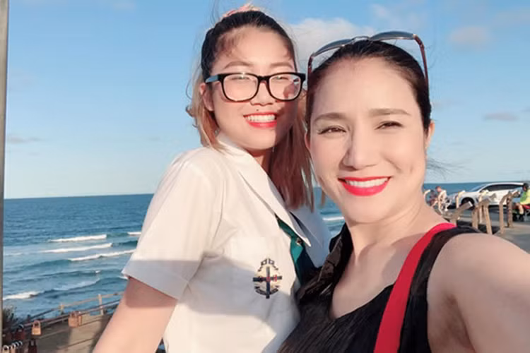 Vì chồng cũ của Cát Tường là Việt Kiều nên vừa cưới xong, anh lại ra nước ngoài. Hai người yêu xa nhưng tình cảm vẫn mặn nồng. Chỉ đến sau khi Cát Tường sinh con 1 tháng, tình cảm vợ chồng nhạt phai. Đến năm con gái 2 tuổi, Cát Tường ly hôn.