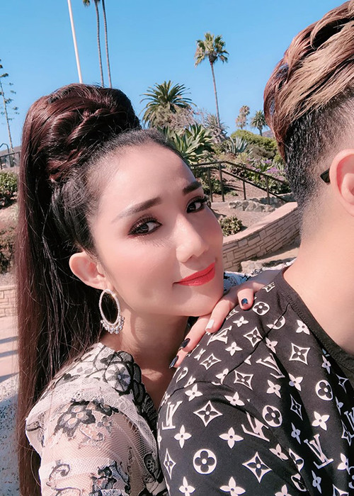 Ngoài khoảnh khắc thân mật với trai lạ, Cát Tường còn viết đầy ẩn ý: “Anh cho em theo với”.