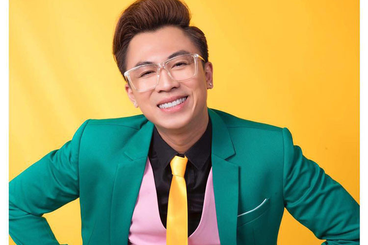 Phía Hồ Việt Trung tiết lộ vào tháng 7, khi Alibaba tổ chức lễ ra mắt dự án, họ đã tự ý đưa hình ảnh của anh vào poster quảng bá chương trình. Khi Hồ Việt Trung bức xức thì nhân viên Alibaba chửi mắng, xúc phạm anh.