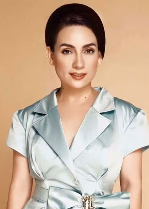 Giữa ồn ào, Phi Nhung lên tiếng phân trần. Theo nữ ca sĩ, cô đi hát theo lời quản lý và không biết gì về Alibaba. Ngoài ra, Phi Nhung còn thanh minh về các phát ngôn có cánh cho Alibaba như “vẫn đặt niềm tin nơi công ty trong cơn bão truyền thông”.