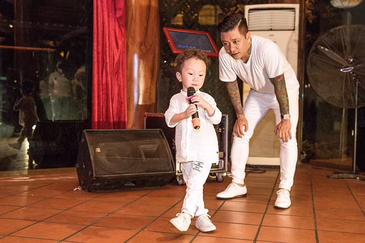 Bé Su Hào được xem là bản sao của Tuấn Hưng.