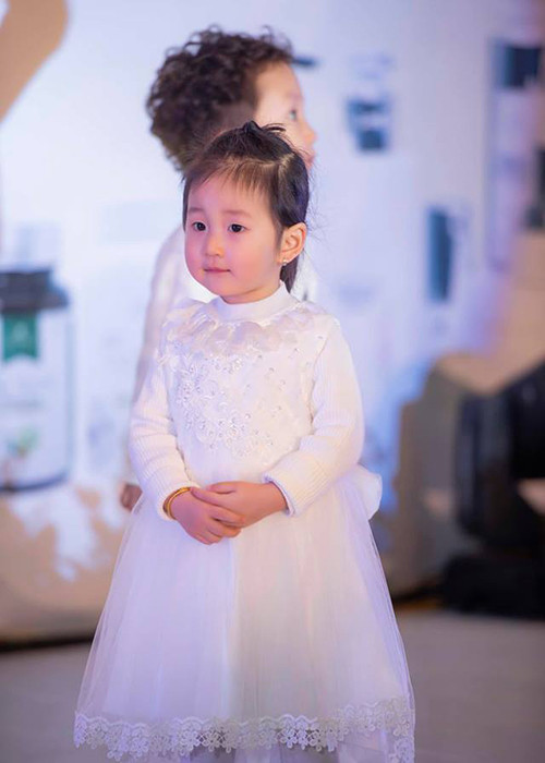 Con gái của Tuấn Hưng càng lớn càng xinh xắn. Nhiều fan cho rằng bé lớn lên sẽ xinh đẹp như mẹ.