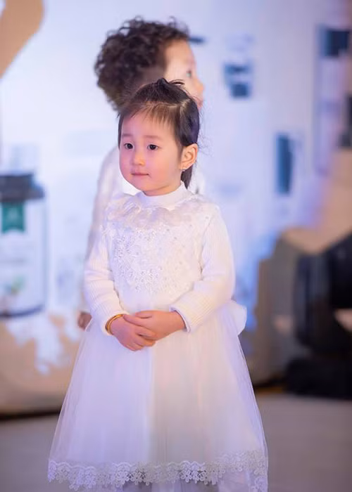 Con gái của Tuấn Hưng càng lớn càng xinh xắn. Nhiều fan cho rằng bé lớn lên sẽ xinh đẹp như mẹ.