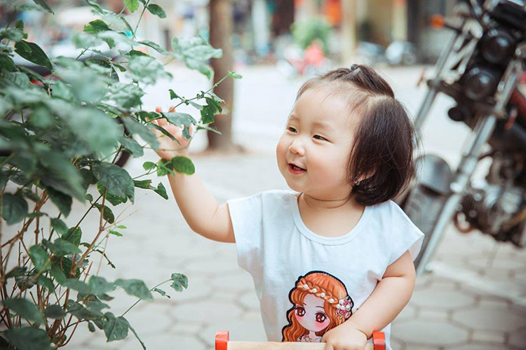 Bé Son - con gái của Tuấn Hưng và Hương Baby cũng xinh xắn, đáng yêu vô cùng.