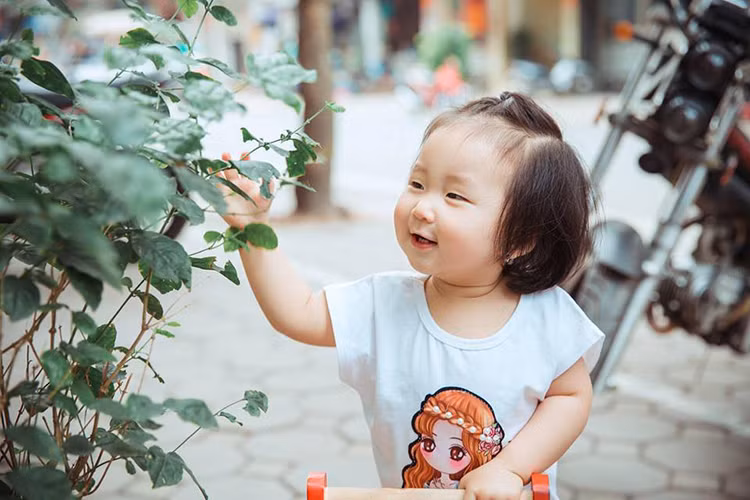 Bé Son - con gái của Tuấn Hưng và Hương Baby cũng xinh xắn, đáng yêu vô cùng.
