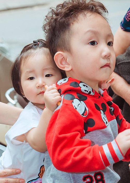 Bé Son gây sốt cộng đồng mạng bởi nét dễ thương.