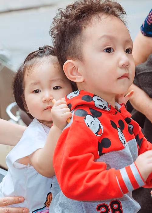 Bé Son gây sốt cộng đồng mạng bởi nét dễ thương.