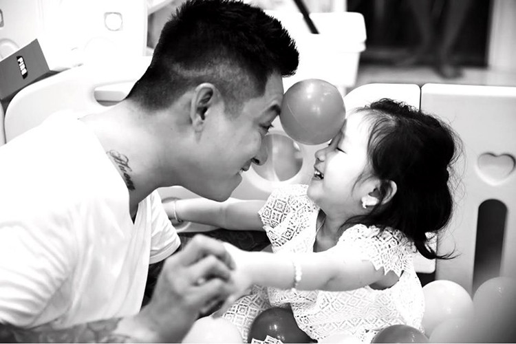 Sau những buổi diễn, Tuấn Hưng dành thời gian cho gia đình. Hiện tại, anh còn tạm ngưng lưu diễn nước ngoài để chăm sóc vợ con.